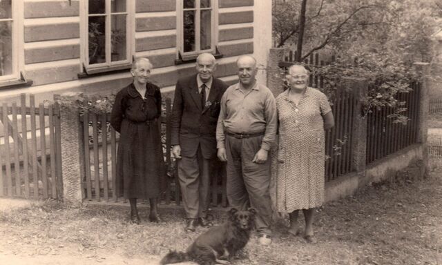 Zprava babička Marta Machová, děda Adolf Mach, polský evangelický farář a sousedka Berta Cvikýřová, Stroužné čp. 26, 1975, zdroj: Jana Hůlková